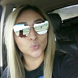 Meet your Posher, Desiree